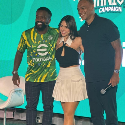 Negrete, Nyvi Estephan e Denílson no evento de carnaval do eFootball em São Paulo
