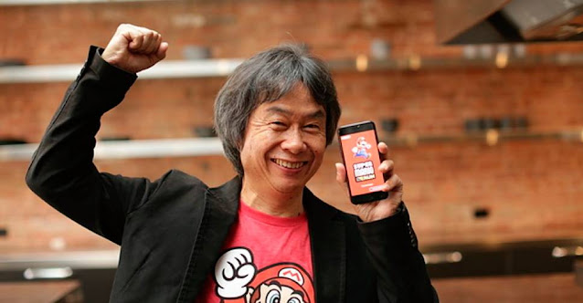 Imagem de Shigeru Miyamoto segurando celular rodando Super Mario Run.