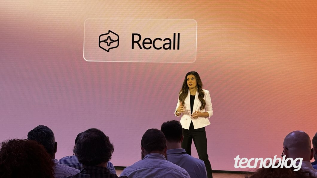 Carolina Hernandez detalha a ferramenta Recall durante evento da Microsoft. 