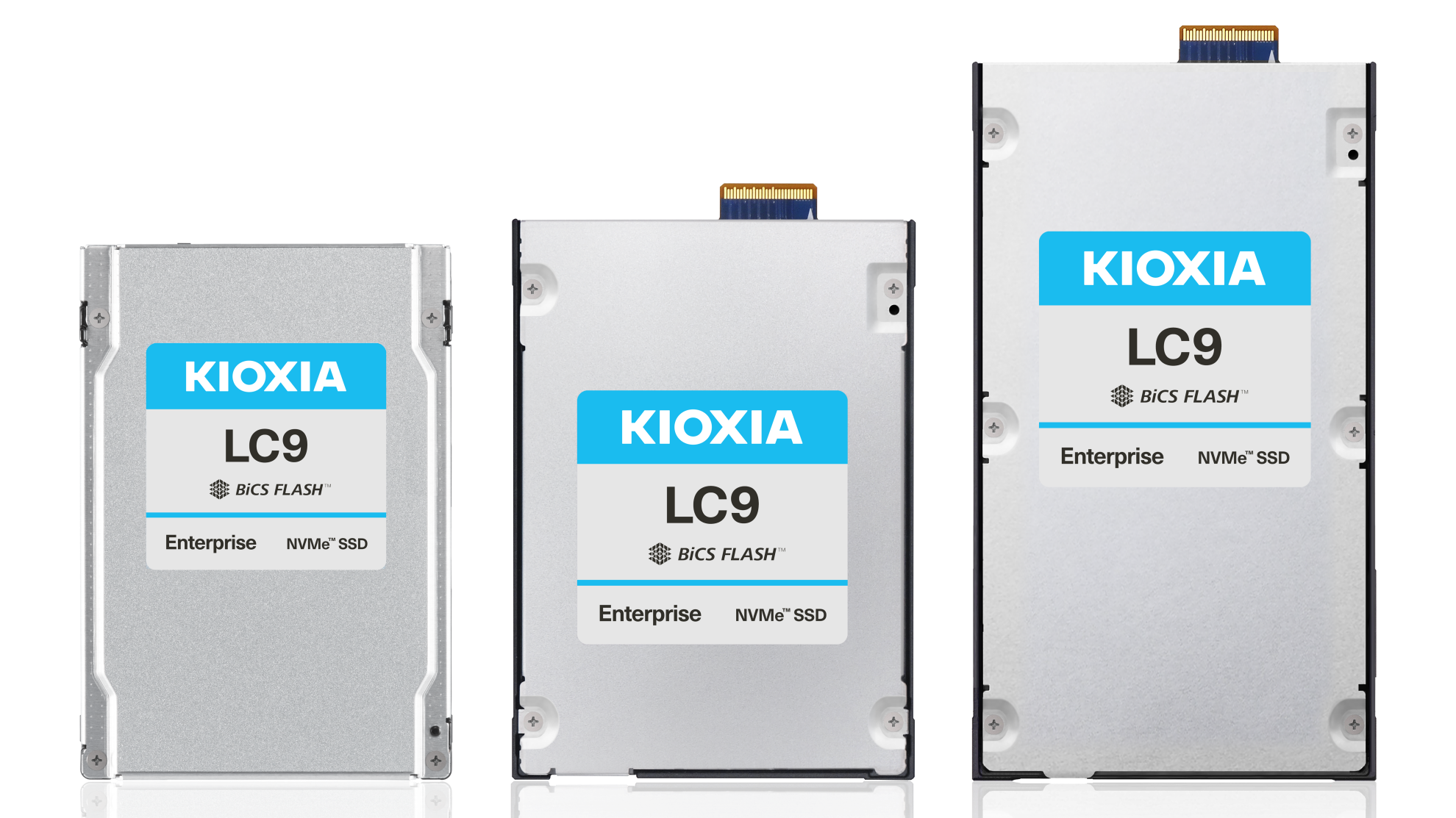 Três SSDs empresariais Kioxia LC9 de diferentes tamanhos sobre um fundo cinza.