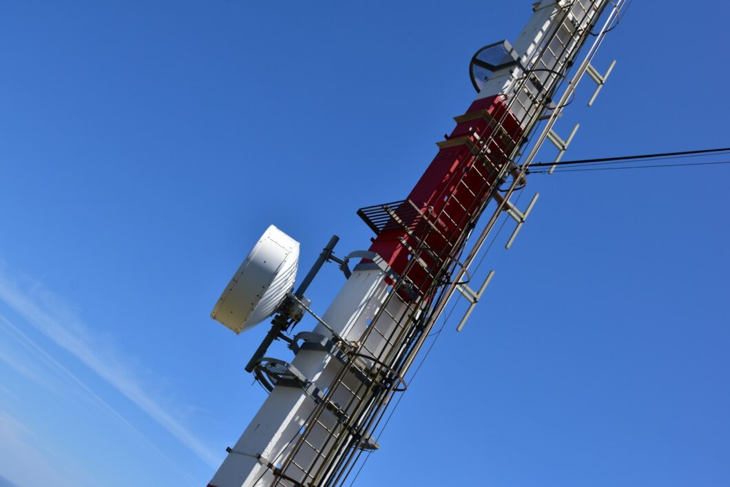 imagem de uma torre de transmissão