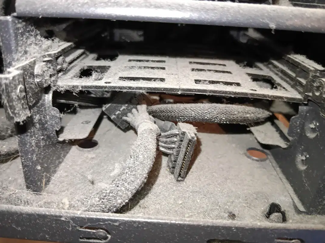 Imagens fortes: O estado 'deplorável' de um PC Gamer que nunca foi limpo 6 my brother claims to be tech savvy this is what the inside v0 4711owkkw26g1