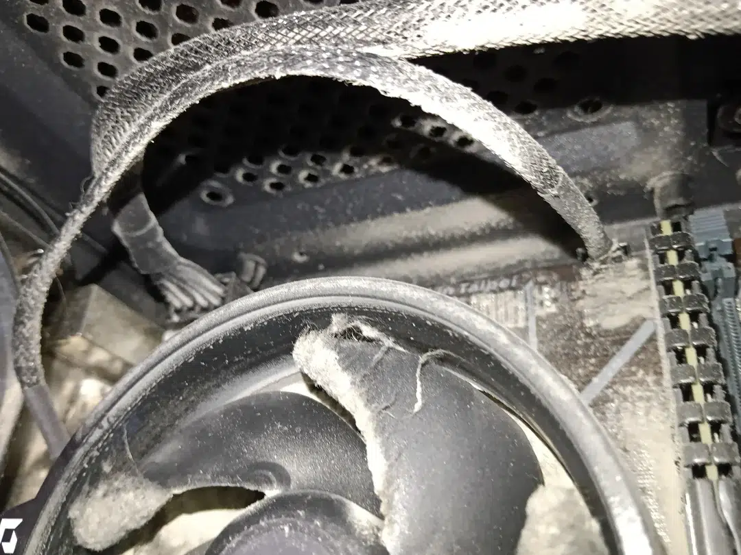 Imagens fortes: O estado 'deplorável' de um PC Gamer que nunca foi limpo 9 my brother claims to be tech savvy this is what the inside v0