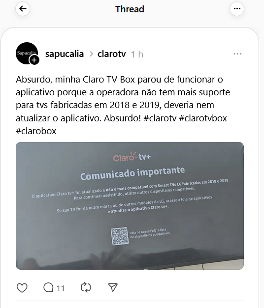 Captura de tela de uma postagem na rede social Threads, feita pelo perfil "sapucalia" para "clarotv". O texto diz: "Absurdo, minha Claro TV Box parou de funcionar o aplicativo porque a operadora não tem mais suporte para tvs fabricadas em 2018 e 2019, deveria nem atualizar o aplicativo. Absurdo! #clarotv #clarotvbox #clarobox". Abaixo, uma foto de uma TV exibe o aviso: "Comunicado importante. O aplicativo Claro tv+ foi atualizado e não é mais compatível com Smart TVs LG fabricadas em 2018 e 2019." Há um QR Code no rodapé.