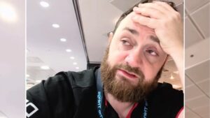 Desenvolvedor indie cai no choro após ter vários notebooks roubados na Gamescom 2026; comunidade e CD Projekt RED intervêm imediatamente com doações e novos equipamentos
