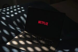 Netflix supera auge da TV paga e fatura mais de R$ 500 milhões com anúncios