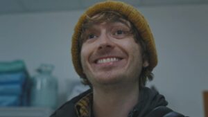 “Sinto muito por essa não ser a história que estou trazendo”: Zach Cregger, de Resident Evil, admite ter sido "ingênuo" ao presumir que os fãs aprovariam sua decisão de evitar uma adaptação direta dos jogos